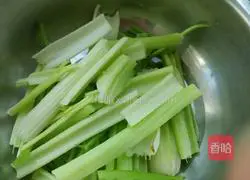 Illustration of how to make celery and meat pot stickers 5