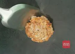 Illustration of how to make instant noodle burger 11