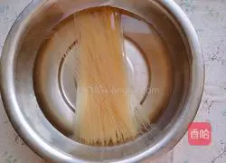Illustration of how to make kimchi sesame rice noodles 2