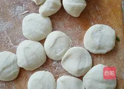 Illustration of how to make ice-skin leek, egg and scallop pot stickers 8