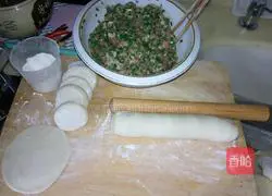 Illustration of how to make flower rolls 3