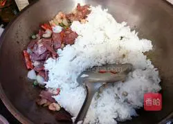 Illustration of how to make shrimp, bacon and cheese baked rice 3