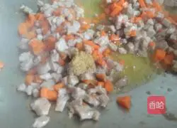 Illustration of how to make preserved egg and lean meat porridge 4