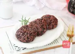 Illustration of how to make black rice, cheese and meat floss rice balls 12