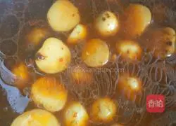 Illustration of how to make braised rice noodles with small potatoes 5
