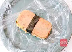 Illustration of making luncheon meat rice balls 14