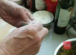 Illustration of how to make celery and meat pot stickers 20