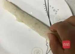 Illustration of how to make spring rolls with onion and shredded pork 12