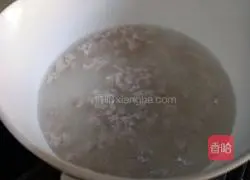 Illustration of how to make preserved egg and lean meat porridge 5