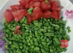 Illustration of how to make cold noodles with tomatoes and beans 1