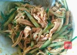 Illustration of how to make shredded chicken cold noodles 12