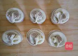 Illustration of how to make two-color flower rolls 16