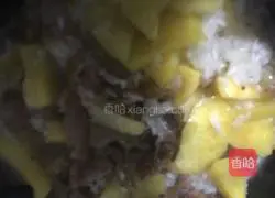 Illustration of how to make sweet potato and sausage claypot rice 4