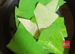 Illustration of how to make fresh lotus leaf, lily and lotus seed porridge (clearing heat and relieving heat) 3