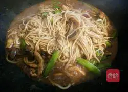 Illustration of braised noodles with shredded chicken and beans 11