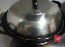 Illustration of how to make pork and zucchini pot stickers 18