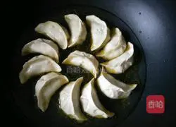 Illustration of how to make fried pot sticker dumplings 8
