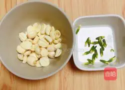 Illustration of how to make fresh lotus leaf, lily and lotus seed porridge (clearing heat and relieving heat) 7