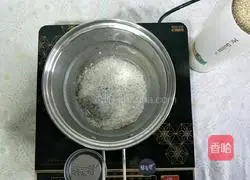 Baby complementary food quinoa egg yolk porridge recipe illustration 2