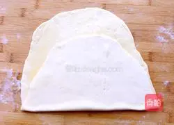 Illustration of how to make scallion rolls 6