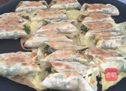 Illustration of how to make vegetarian pot stickers 4