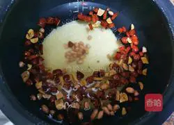 Illustration of how to make peanut, red dates and millet porridge 3