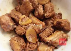 Illustration of how to make braised pork ribs with rice 1