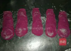 Illustration of how to make dragon fruit and rose rolls 4