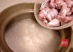 Illustration of how to make pork ribs and frog porridge 5