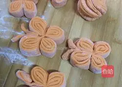 Illustration of how to make homemade flower rolls 14