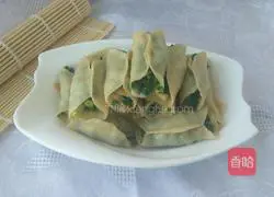 Illustration of how to make pot stickers stuffed with chives 8