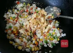 Illustration of how to make colorful pepper baked rice 10