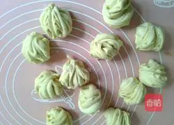 Illustration of how to make salt and pepper rolls 8