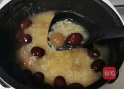 Illustration of how to make longan and red date porridge 10