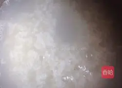 Illustration of how to make egg and beef porridge 3