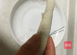 Illustration of how to make spring rolls with onion and shredded pork 11