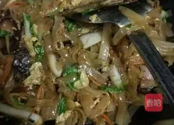 Illustration of how to make fried rice noodles with bacon 10