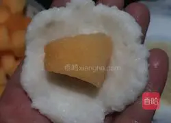 Illustration of how to make cantaloupe rice balls 7