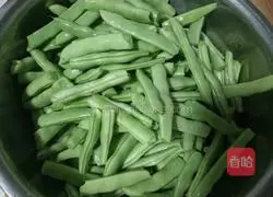 Illustration of how to make braised noodles with eggs and beans 1