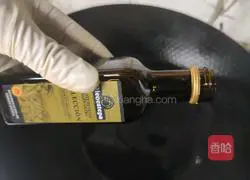 Illustration of how to make luncheon meat rice balls 2