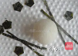 Illustration of how to make football rice balls 4