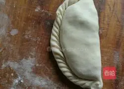 Illustration of how to make mutton and leek box 7