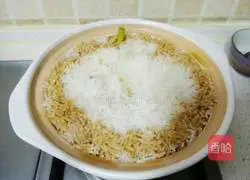 Illustration of how to make claypot rice 5