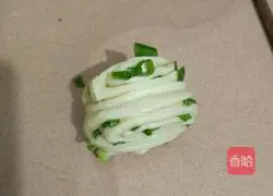 Illustration of how to make chive rolls 16
