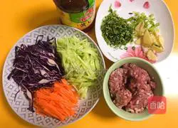 Illustration of how to make vegetable rice noodles mixed with fried sauce 2