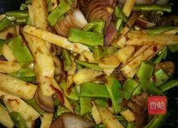 Illustration of home-style marinated pork braised noodles 4