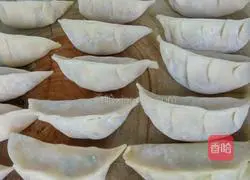  Illustration of how to make crispy pot stickers 5