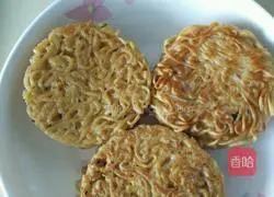 Illustration of how to make instant noodle burger 5