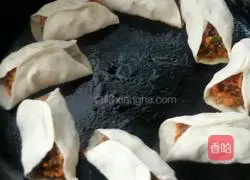 Illustration of how to make diced mutton and carrot pot stickers 7