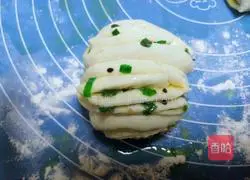 Illustration of how to make scallion rolls 17